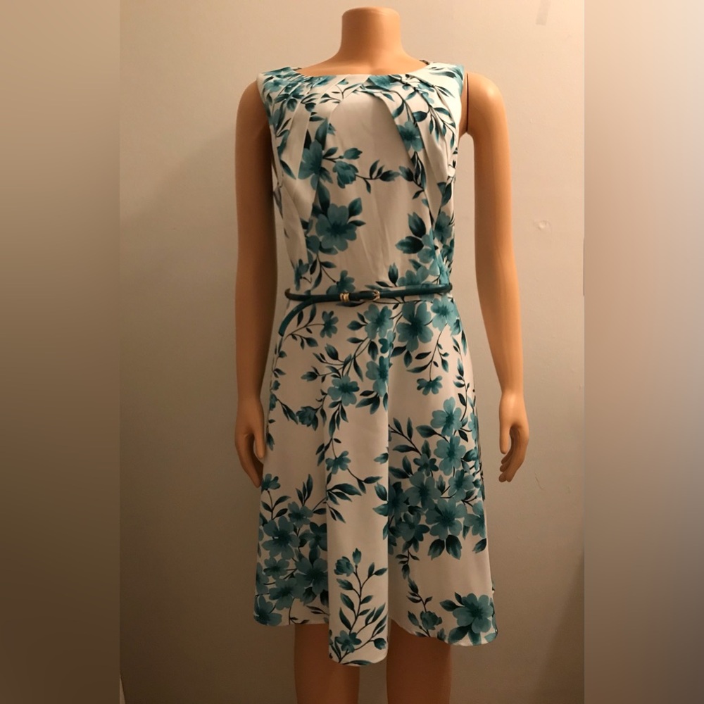 NWOT PRETTY FLOWING DRESS SIZE 18